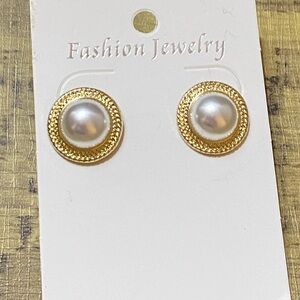 Pearl and gold fashion earrings